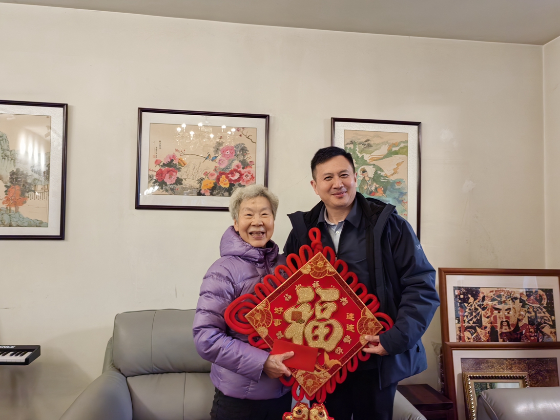 6校黨委常務(wù)副書記王時(shí)龍慰問老領(lǐng)導(dǎo)趙修渝_副本.jpg