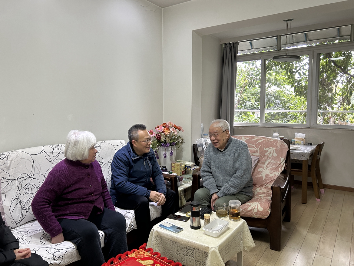 8校黨委副書記馮業(yè)棟慰問高齡老專家白紹良_副本.jpg