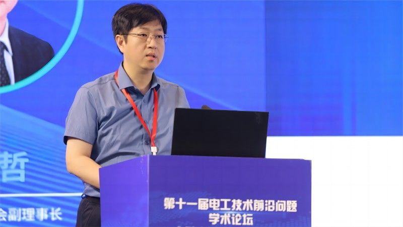 楊飛教授作報(bào)告(1).jpg