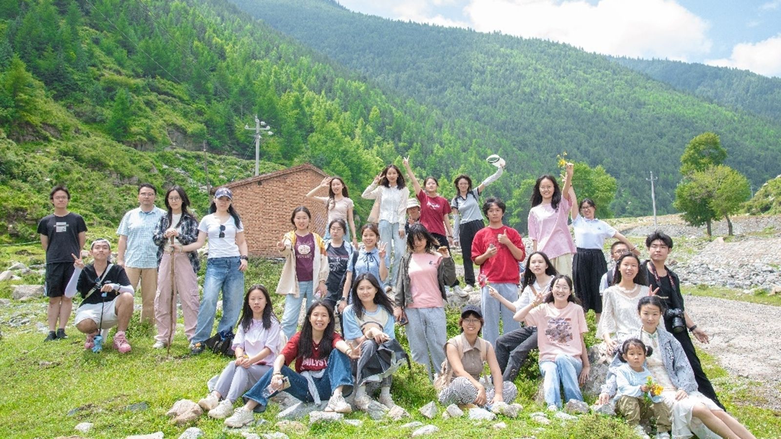 “忻欣向榮”實(shí)踐團(tuán)-成員實(shí)地調(diào)研自然與文化資源_副本.jpg