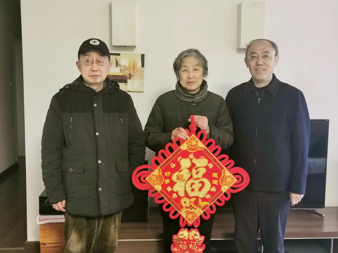 9副校長(zhǎng)鄧紹江慰問老同志_副本.jpg