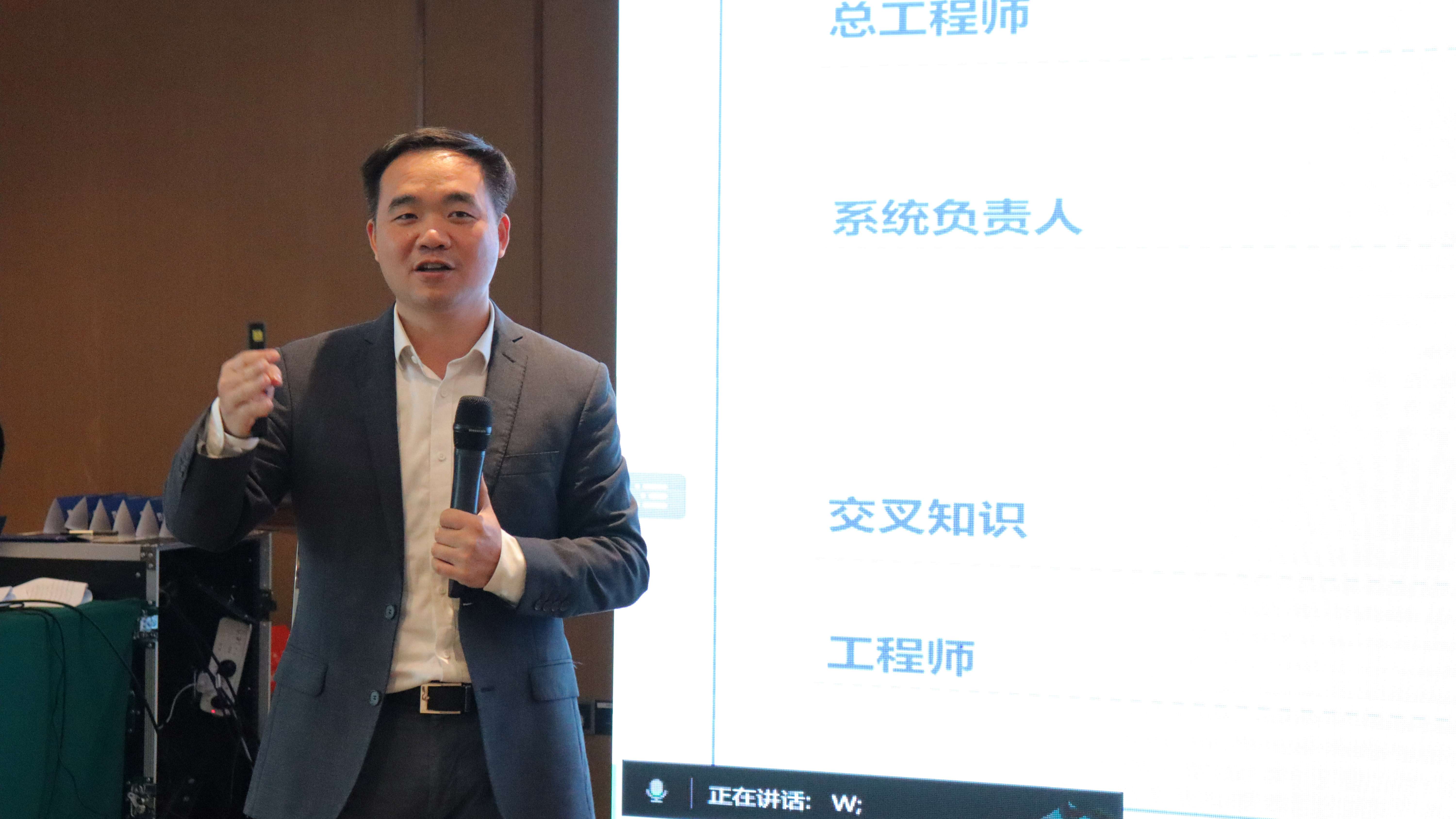 羅遠新做主題報告.jpg