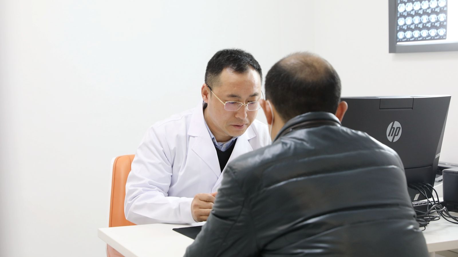 印教授在門診和患者交流_副本.jpg