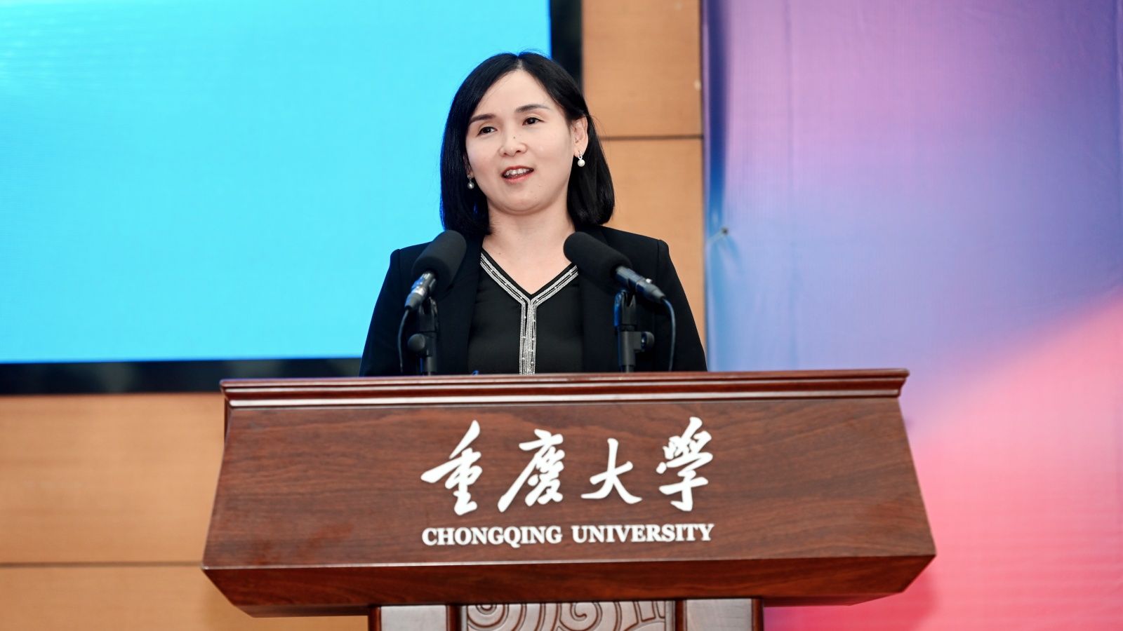 3：重慶市經(jīng)濟(jì)信息委招商統(tǒng)籌處處長(zhǎng)錢利娟_副本.jpg