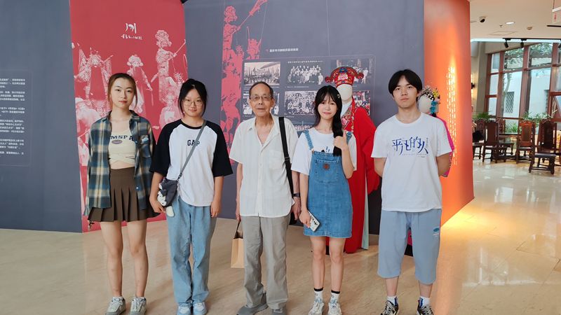 7.“渝見(jiàn)川劇”實(shí)踐團(tuán)+尋訪56級(jí)校友、原重大文工團(tuán)川劇隊(duì)隊(duì)員林承善_副本.jpg