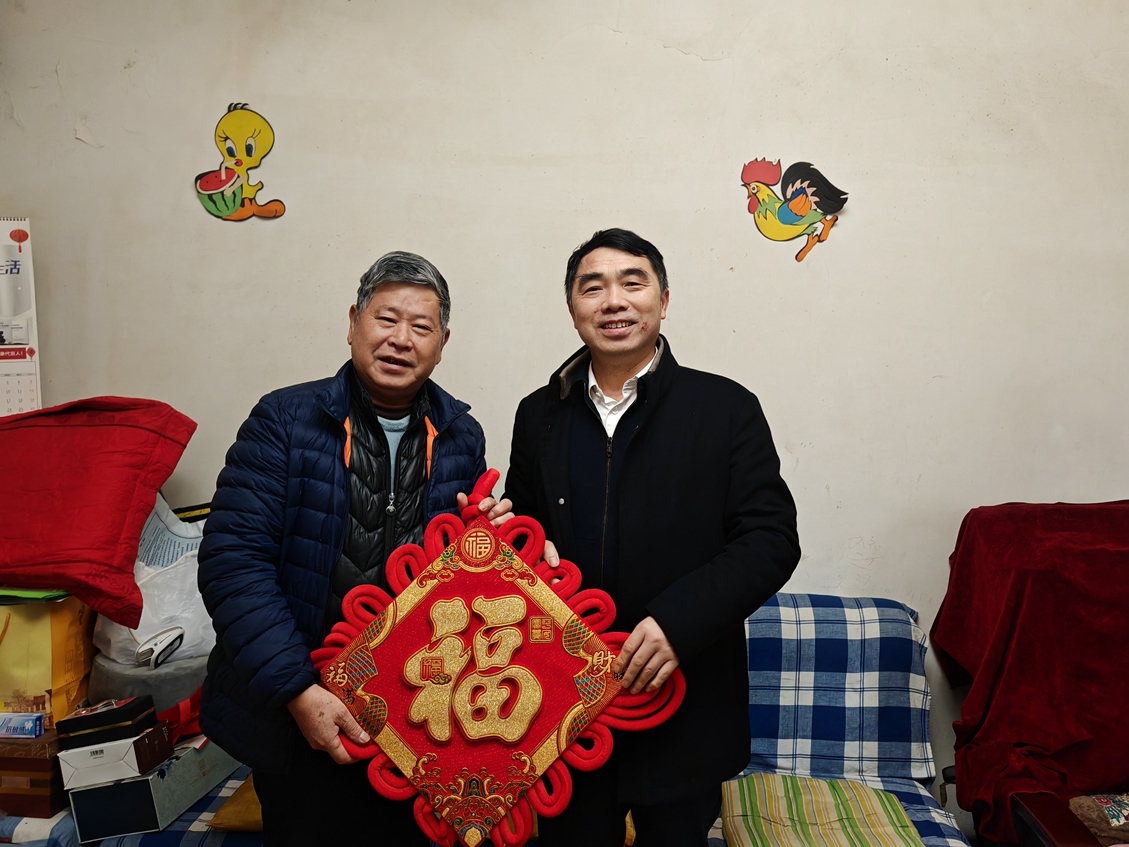 10副校長(zhǎng)盧義玉慰問老同志_副本.jpg