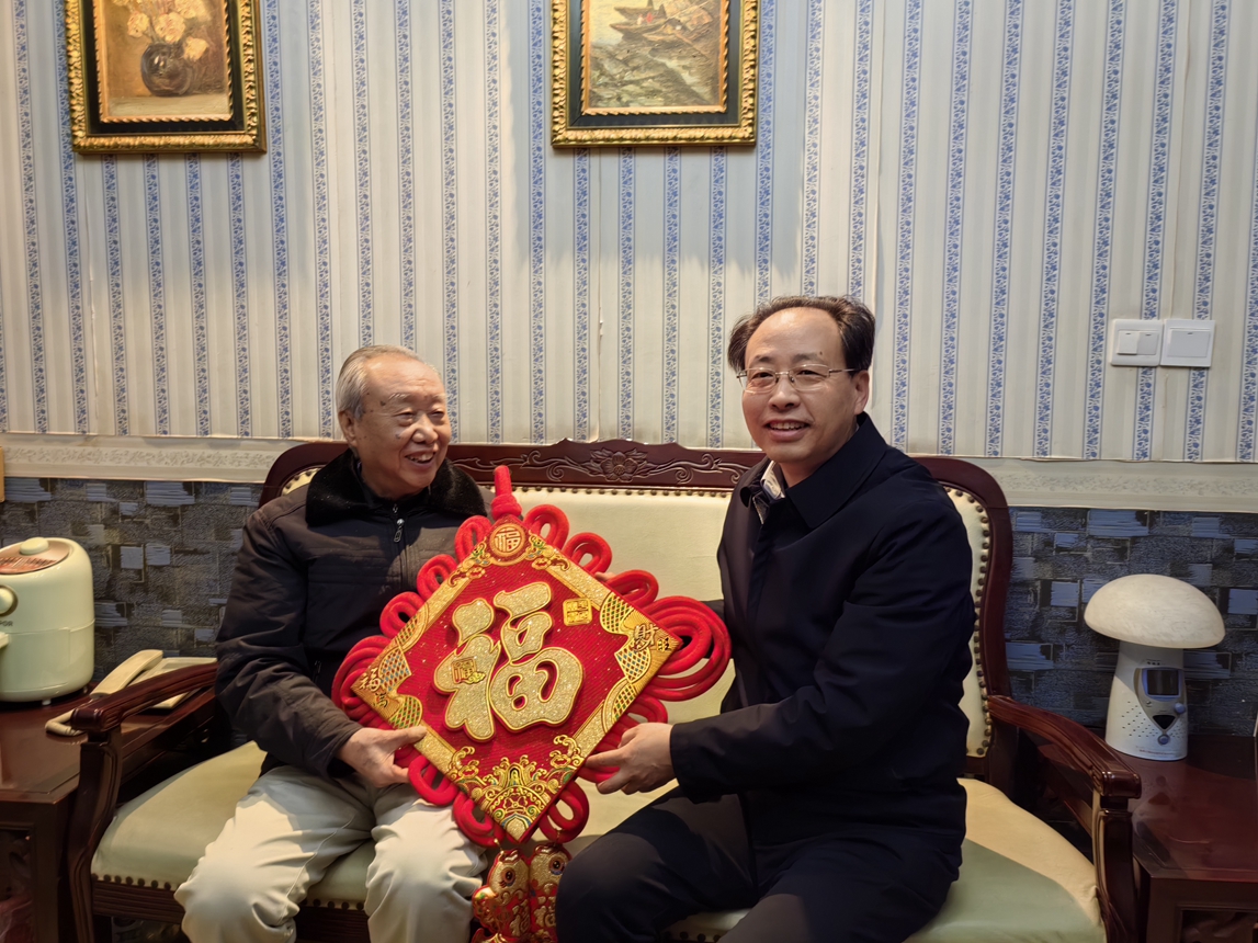 3校長(zhǎng)王樹新慰問老領(lǐng)導(dǎo)吳中福_副本.jpg
