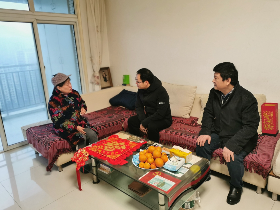 11副校長(zhǎng)李劍慰問困難老同志_副本.jpg