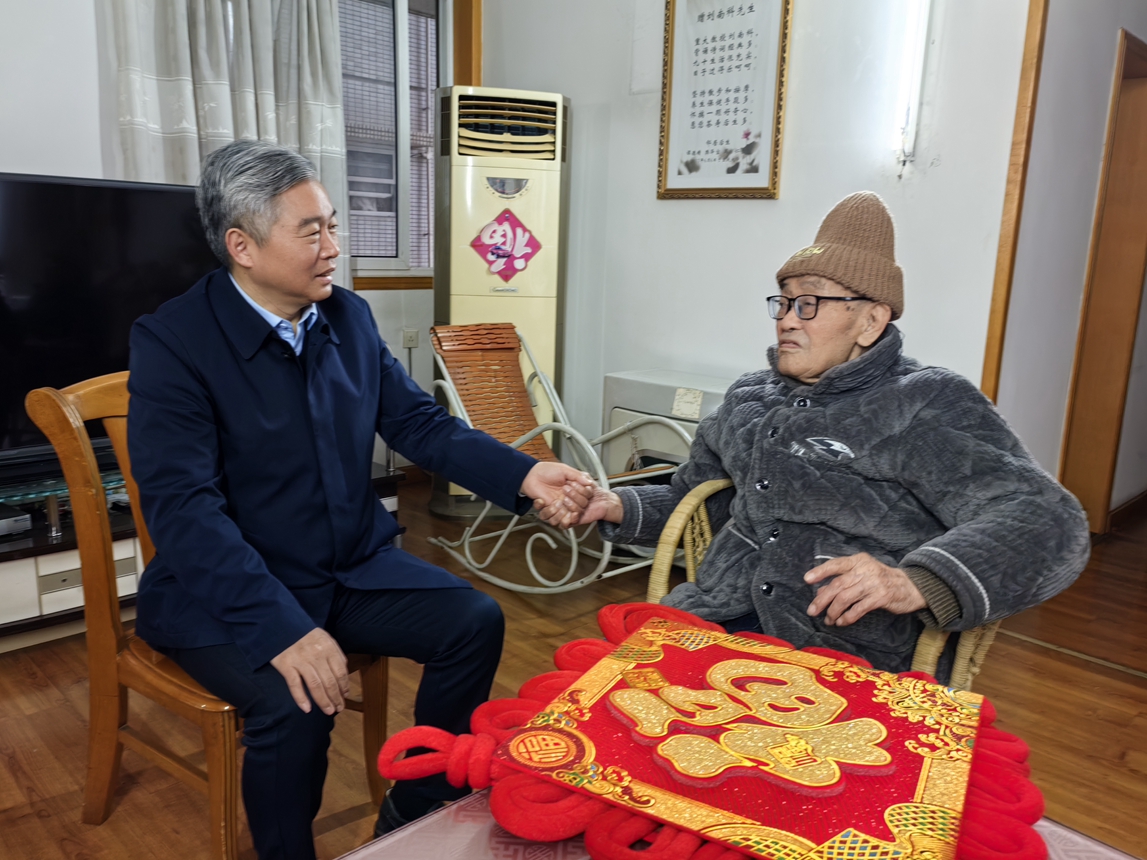 5常務(wù)副校長(zhǎng)、中國(guó)工程院院士劉漢龍慰問老領(lǐng)導(dǎo)劉南科_副本.jpg