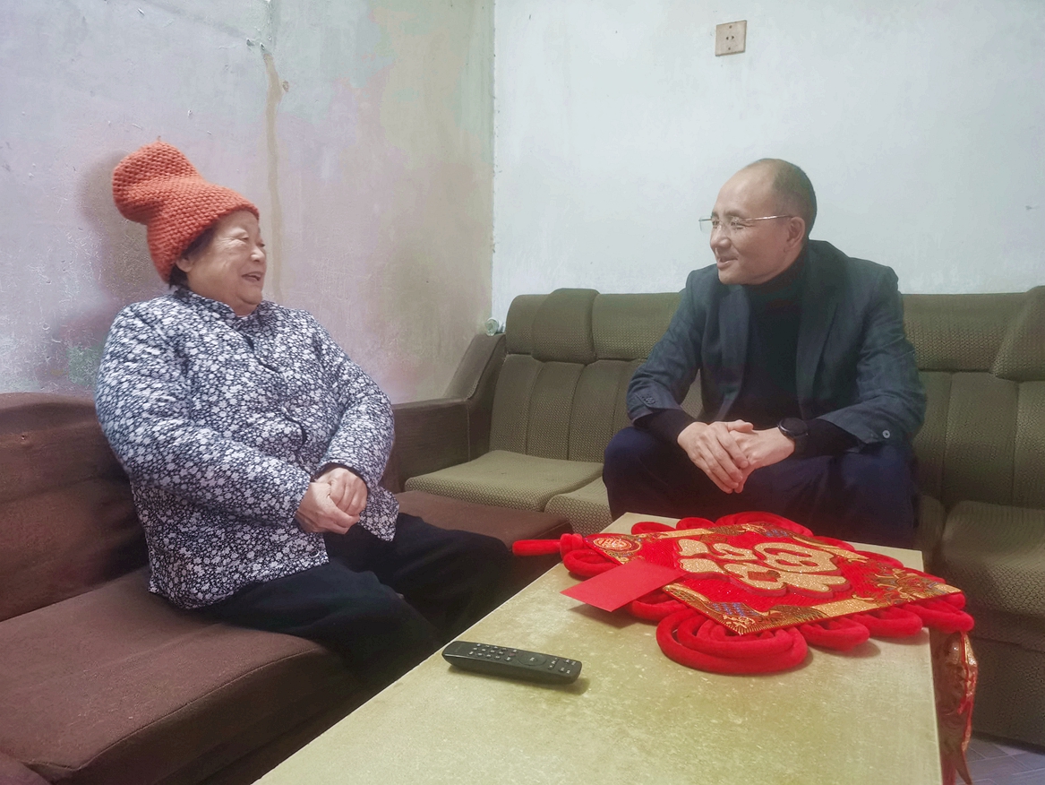 12副校長(zhǎng)劉貴文慰問困難老同志_副本.jpg
