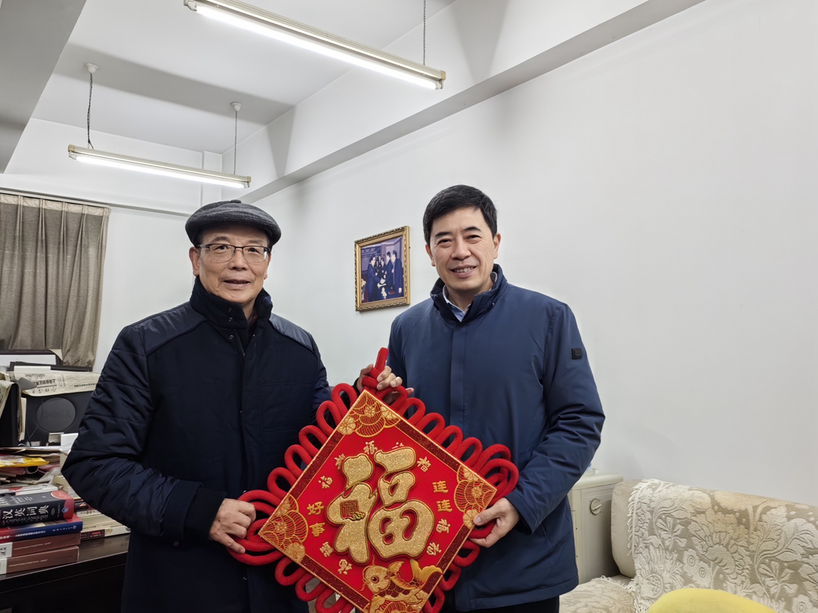 1校黨委書記舒立春慰問老領(lǐng)導(dǎo)祝家麟_副本.jpg