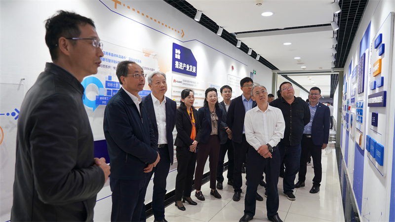 7、考察參觀電子科技大學電子薄膜與集成器件全國重點實驗室.jpg
