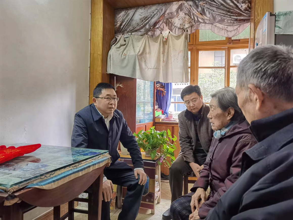 13副校長(zhǎng)楊俊慰問困難老同志_副本.jpg