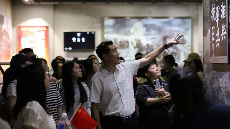 2.“忻欣向榮”實(shí)踐團(tuán)-師生在徐向前元帥紀(jì)念館接受愛(ài)國(guó)教育_副本.jpg