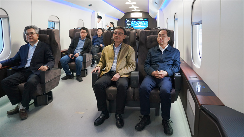 11、考察參觀西南交通大學高溫超導磁浮工程化樣車.jpg