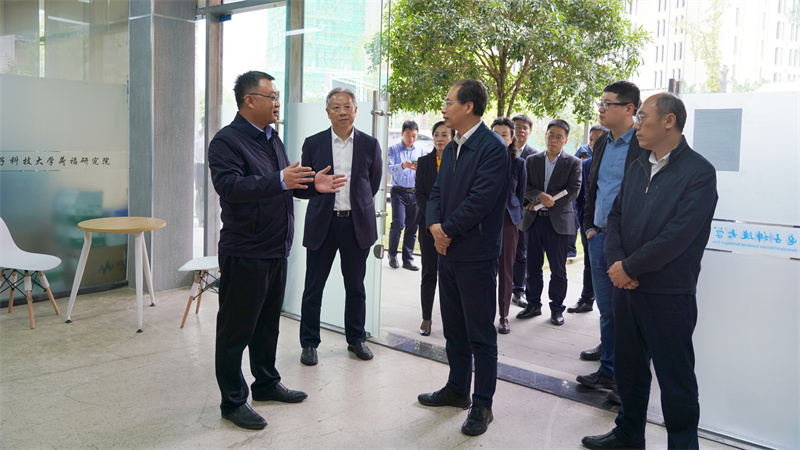 9、考察參觀電子科技大學太赫茲通信研究中心.jpg