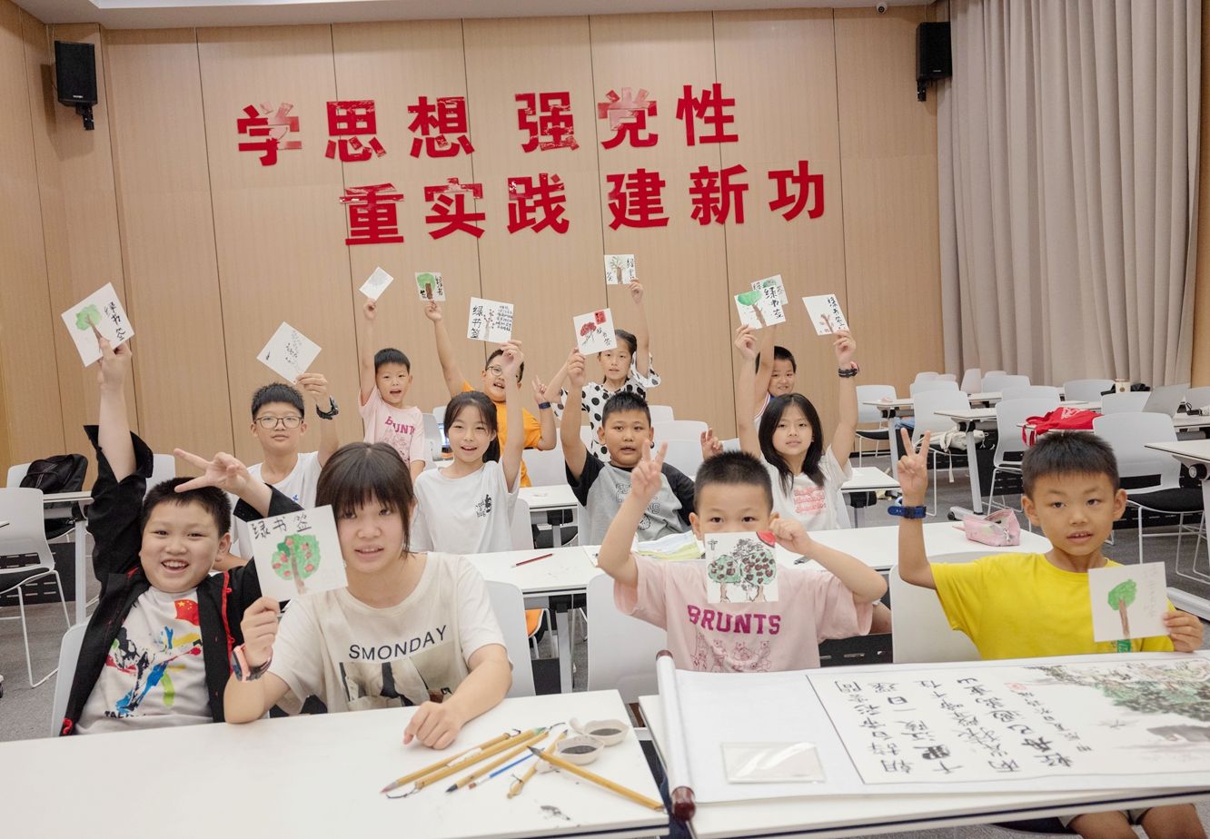 “電能學(xué)堂·智潤(rùn)詩(shī)城”實(shí)踐團(tuán)-書(shū)簽制作課堂_副本.jpg