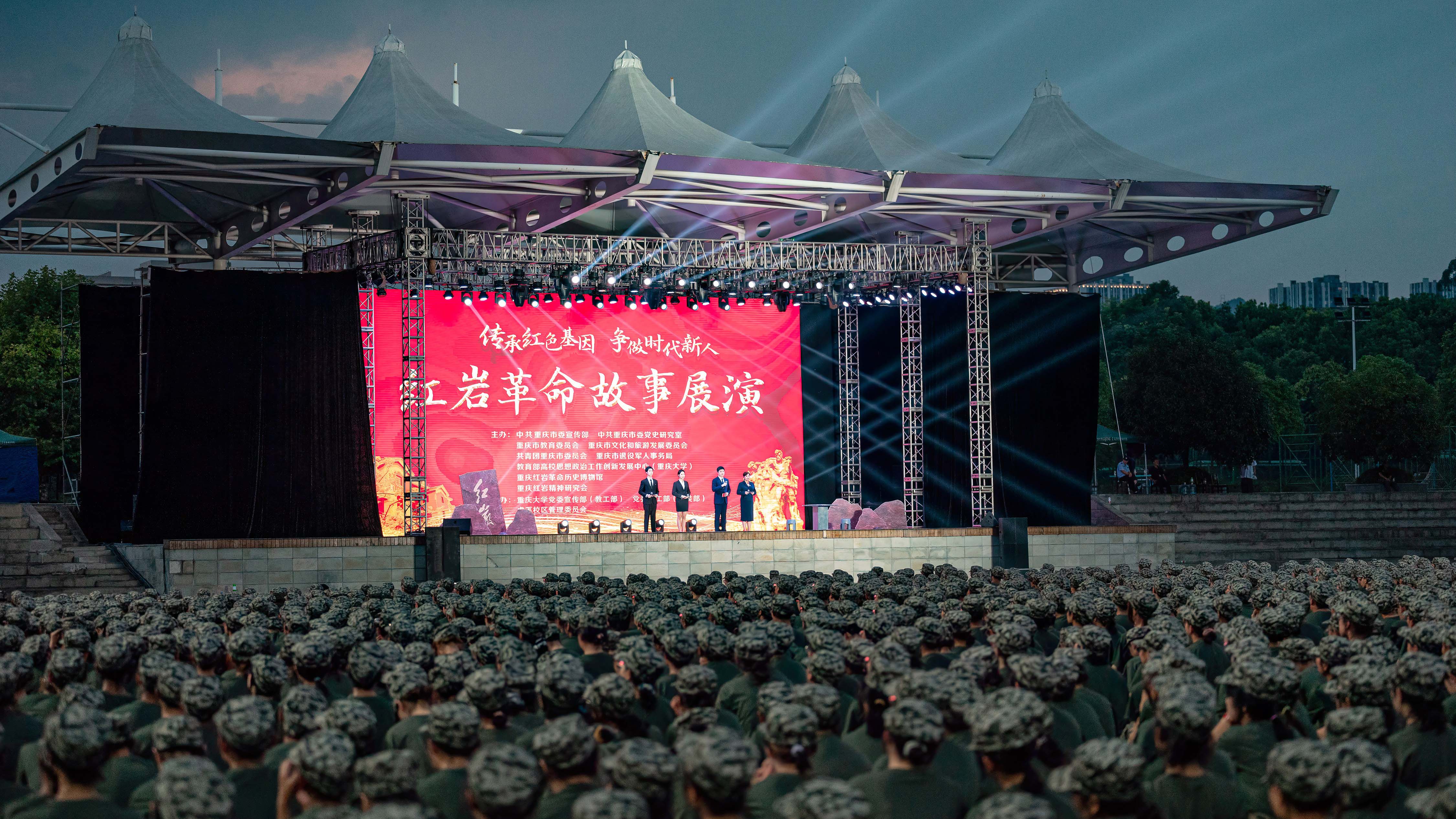 1.2020年9月21日，創(chuàng)新發(fā)展中心聯(lián)合紅巖革命歷史文化中心在學(xué)校開展“傳承紅色基因 爭做時代新人”紅巖革命故事展演首演，至今共計(jì)六次走進(jìn)學(xué)校，實(shí)現(xiàn)2021、2022、2023級軍訓(xùn)新生全覆蓋。展演還先后赴渝、鄂、川地區(qū)學(xué)校及企事業(yè)單位開展500余場、現(xiàn)場觀眾超45萬人次，網(wǎng)絡(luò)點(diǎn)擊量超592.75萬人次。.jpg