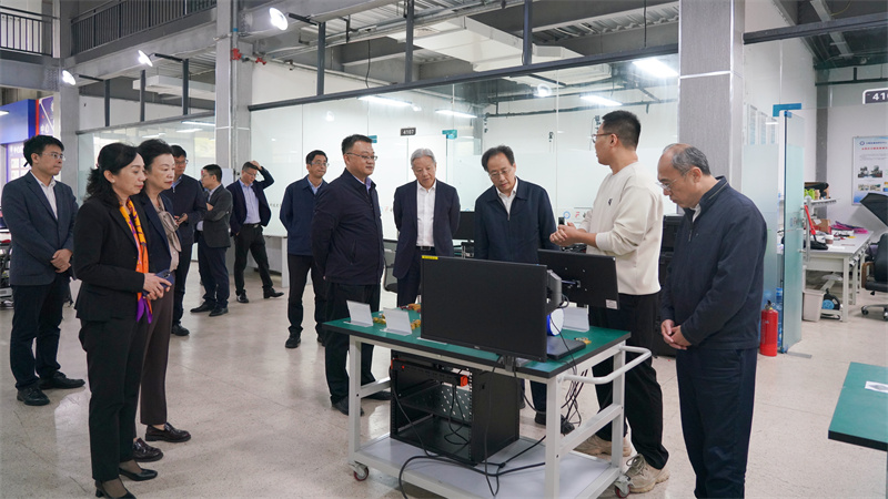 8、考察參觀電子科技大學太赫茲通信研究中心.jpg