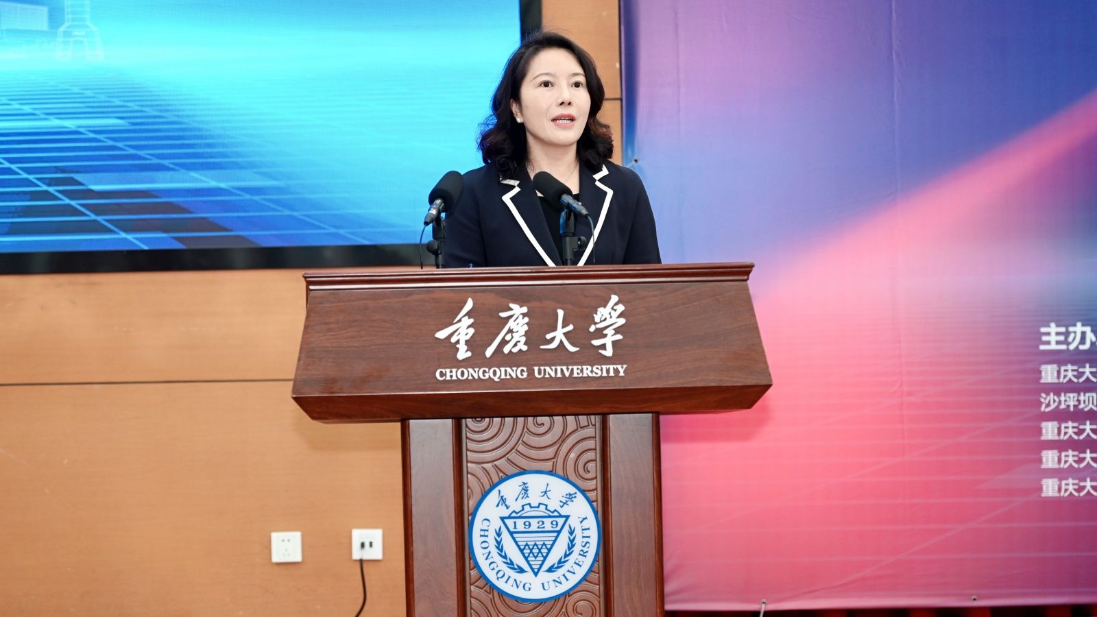 5：重慶市教委科學(xué)技術(shù)處處長(zhǎng)劉暢_副本.jpg