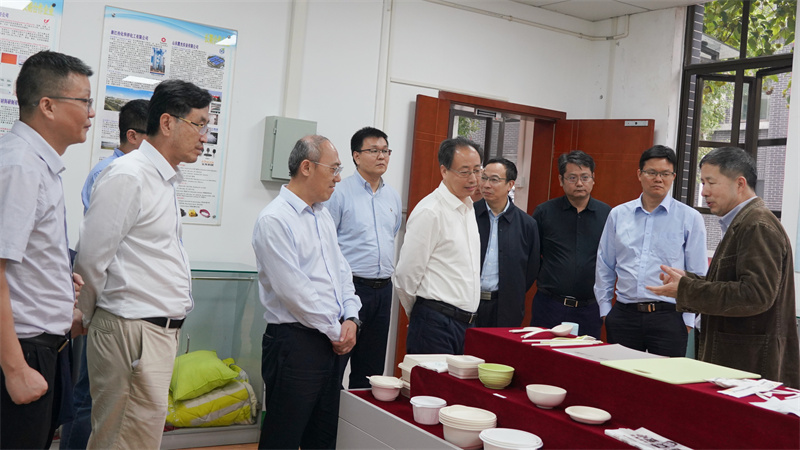 3、考察參觀四川大學環(huán)保型高分子材料國家地方聯合工程實驗室.jpg