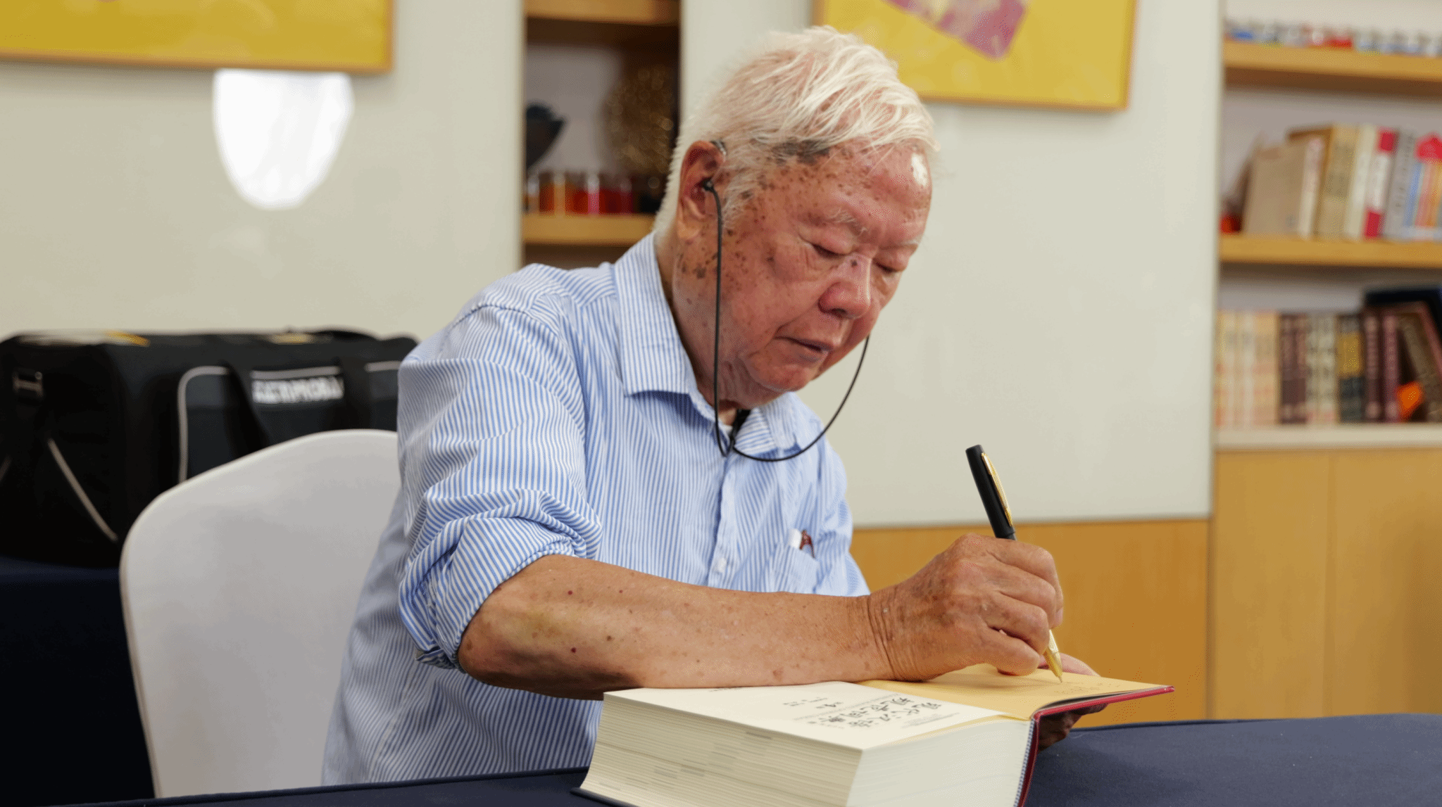 李行健向母校重慶大學(xué)贈送辭書并題寫贈言.png